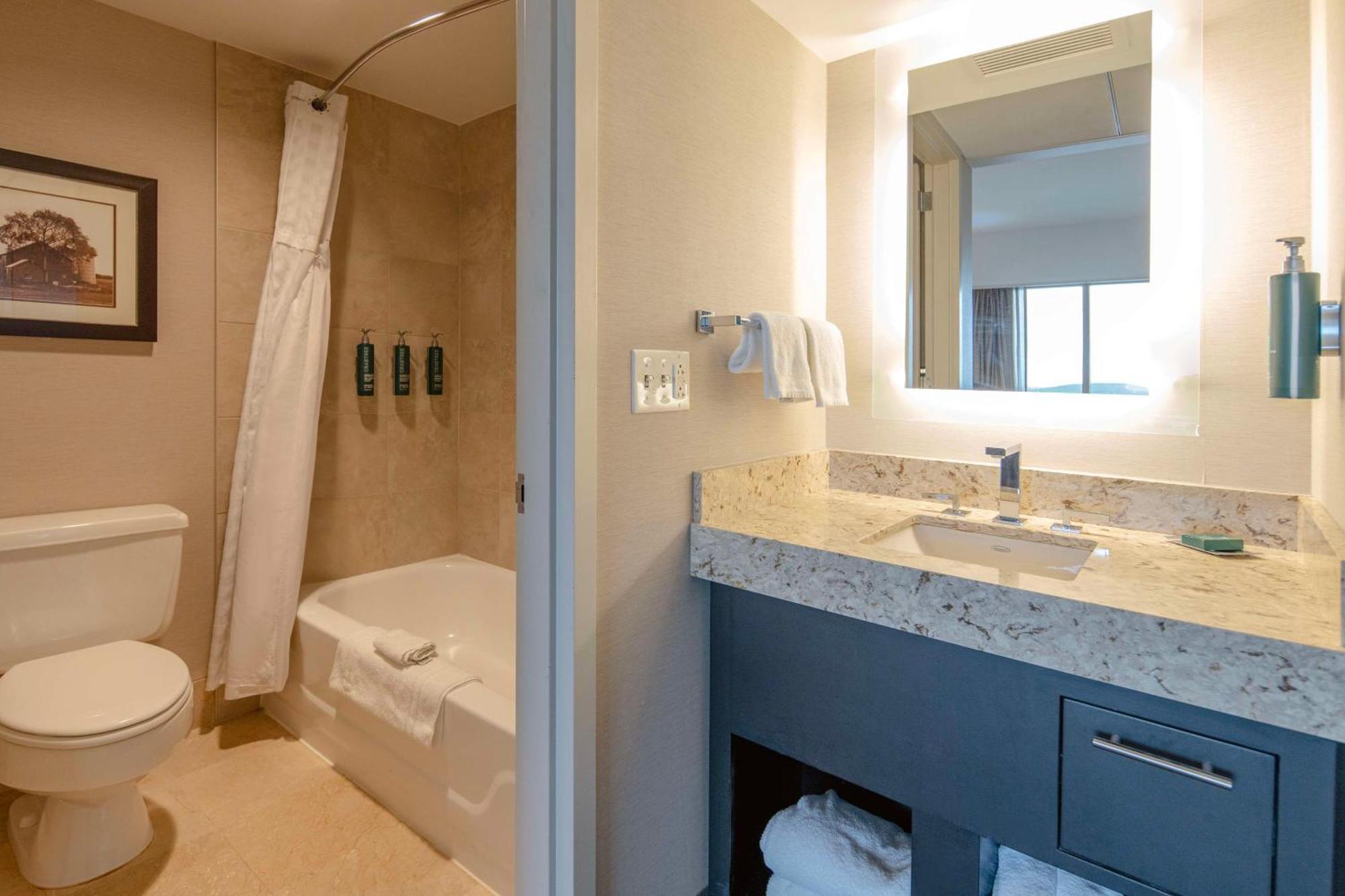 Doubletree By Hilton Hotel Cedar Rapids Convention Complex Eksteriør billede